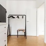 Global Living - Design I I Smart-tv I Kitchen I アパート