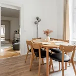 Global Living - Design I I Smart-tv I Kitchen I アパート