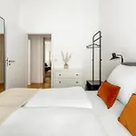 Global Living - Design I I Smart-tv I Kitchen I アパート *